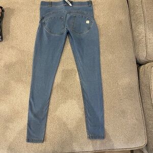 Freddy WR.UP® Denim Low Rise Petite Length 7/8 (XS)